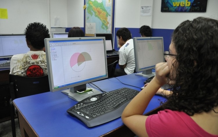 estudiantes en una computadora 