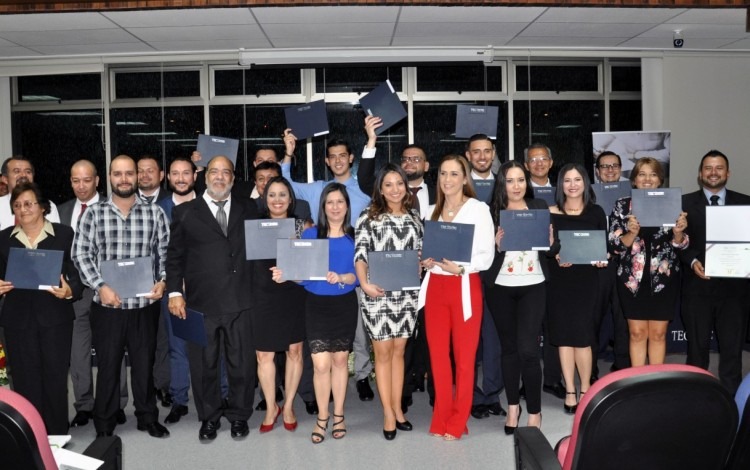 Los graduandos enseñan sus títulos.