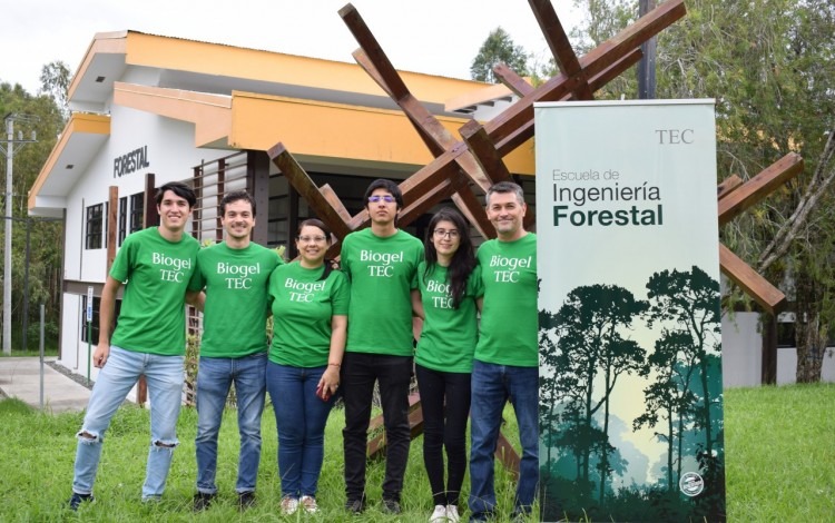 Imagen de cuatro estudiantes y dos profesores  en la Escuela de Forestal