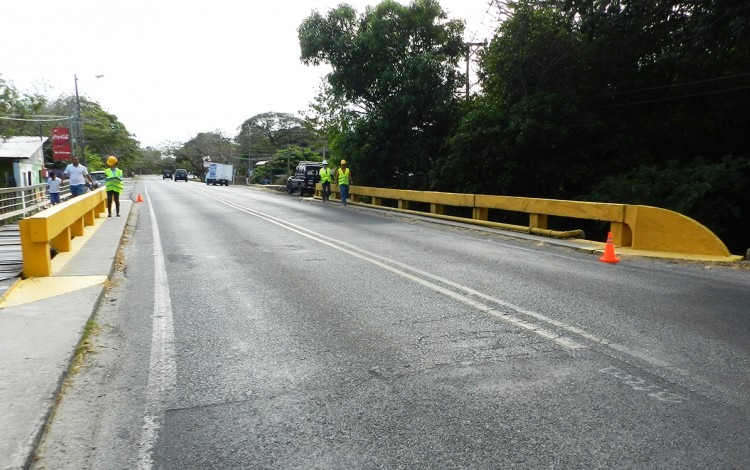 Inspectores, con chalecos amarillos, revisan el estado de un puente.