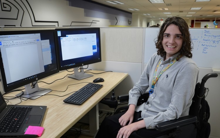 André Solís actualmente labora en Intel Costa Rica bajo la figura estudiante-trabajador, su rol es de Desarrollador de Aplicaciones. (Foto cortesía de Fanny Alvarado, asesora en Comunicación Estratégica Intel).
