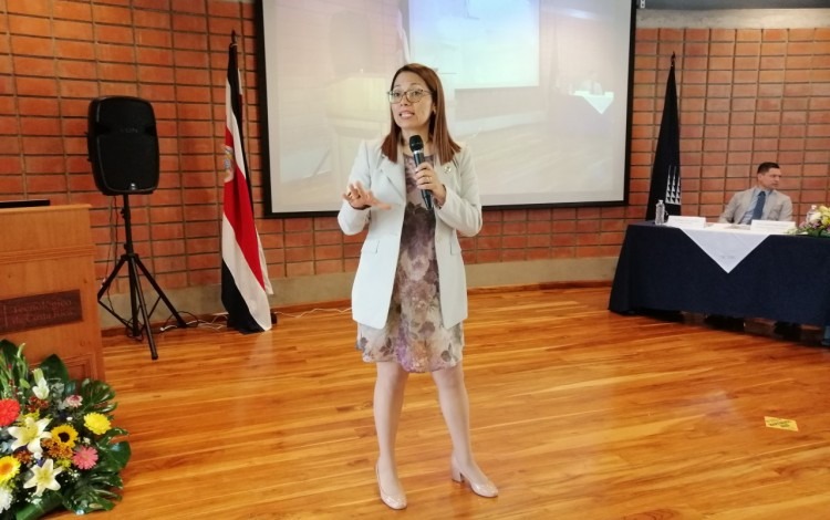 Imagen de una mujer brindando un discurso.