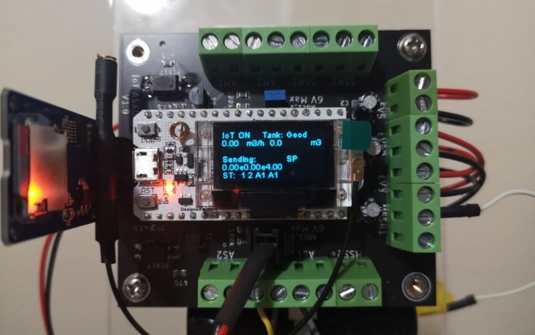 Varios circuitos integrados con una pantalla que dice IoT.