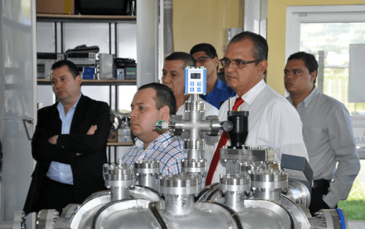 Académicos centroamericanos en una presentación en el Laboratorio de Plasma de la Escuela de Electrónica.