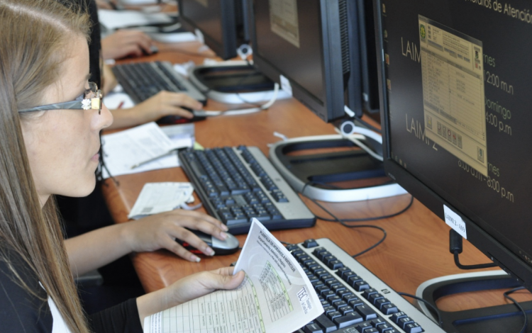 Imagen de una estudiante frente a la computadora