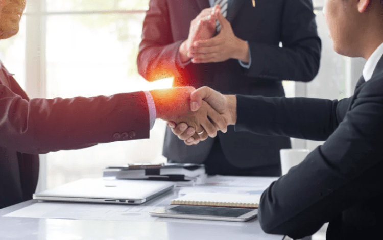 Imagen ilustrativa sobre dos personas dándose la mano, como señal de trato.