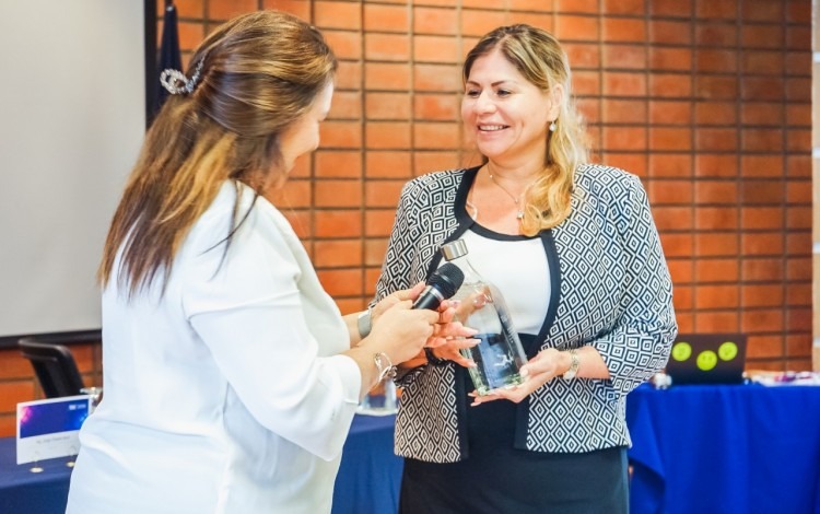 Entrega simbólica de proyectos. 