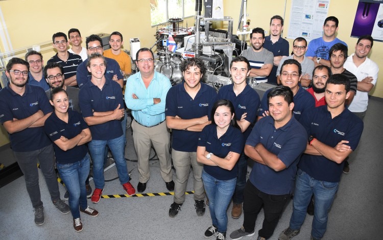 Equipo que conforma el Laboratorio de Plasmas para Energía de Fusión y Aplicaciones del TEC. (Foto: Ruth Garita/OCM)