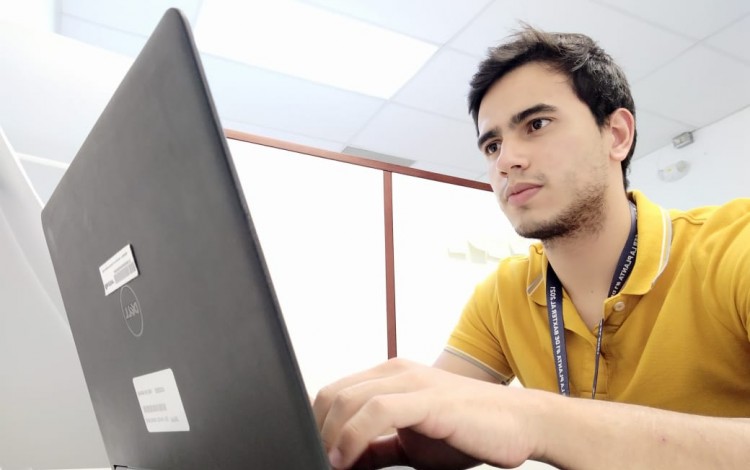 Esteban Valenzuela utilizando una computadora.