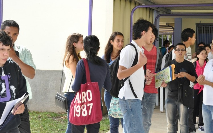 estudiantes_caminando_por_el_pasillo_