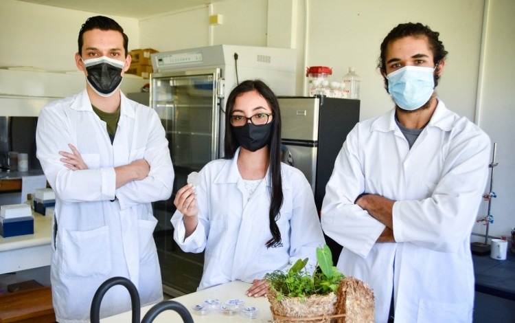 Los tres jóvenes posan para la fotografía en uno de los laboratorios del TEC 