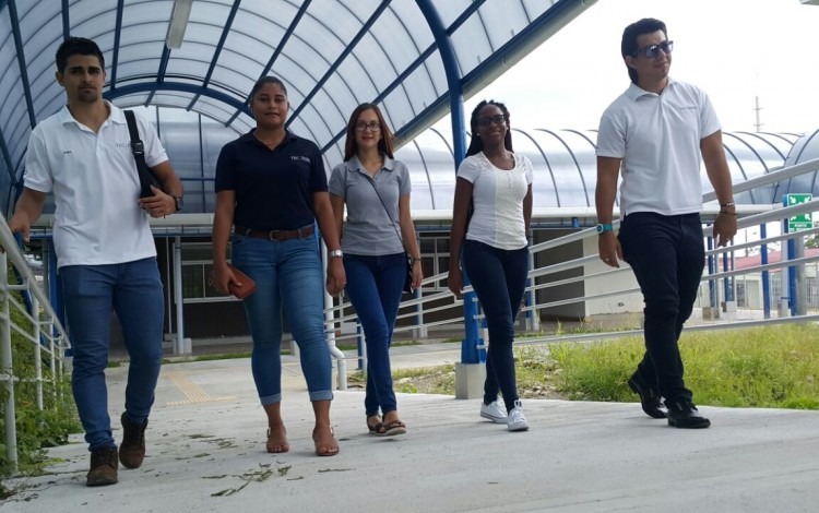 estudiantes_caminando_por_nuevo_centro_academico_de_limon_