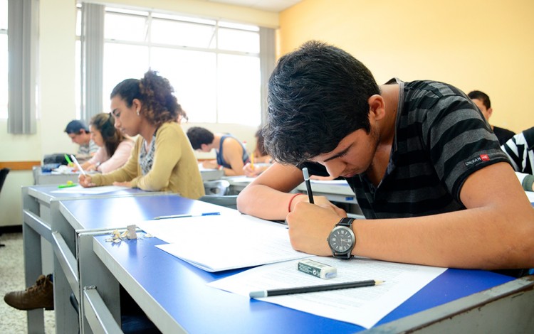 estudiantes realizando examen
