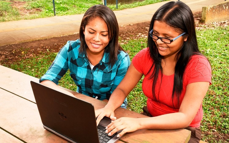 dos mujeres frente a computadora portátil