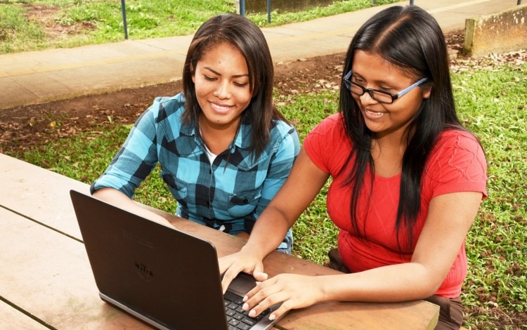 dos mujeres frente a computadora portátil