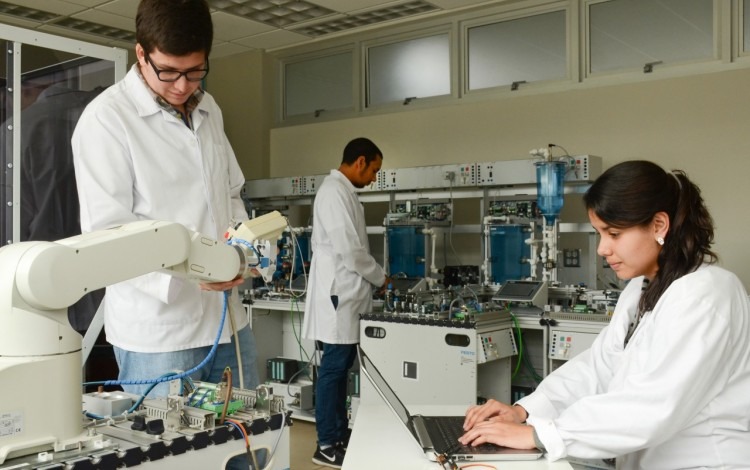 estudiantes hombres y mujeres en un laboratorio 