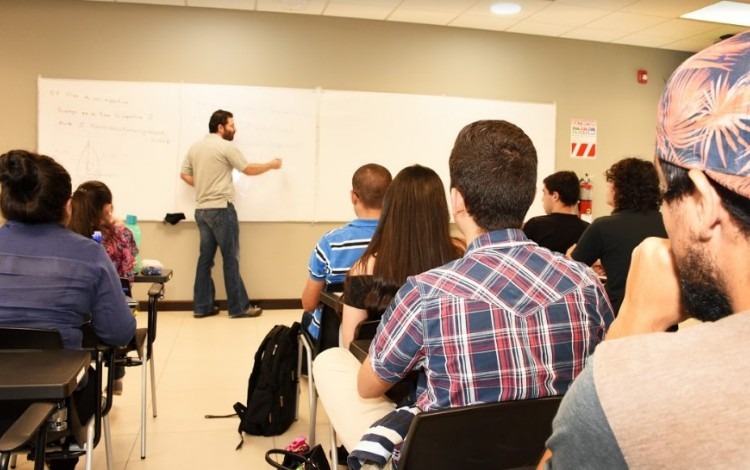 estudiantes_recibiendo_lecciones_en_un_aula_del_tec