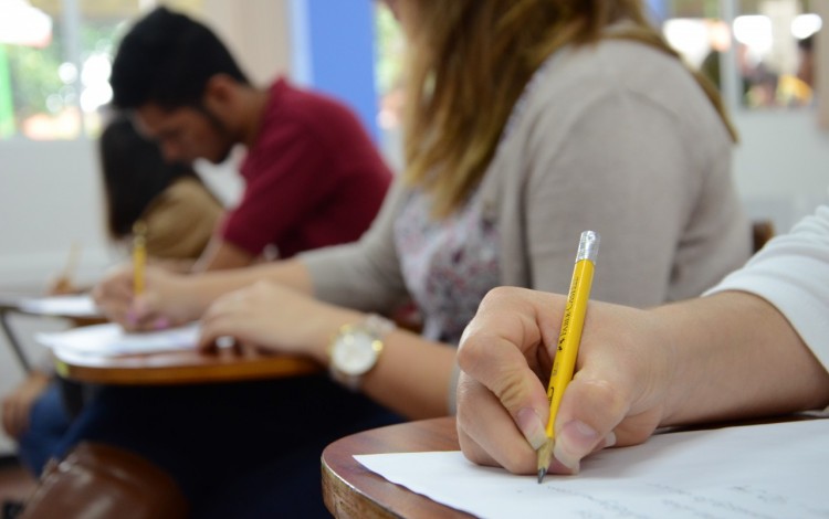 personas haciendo examen admision tec 