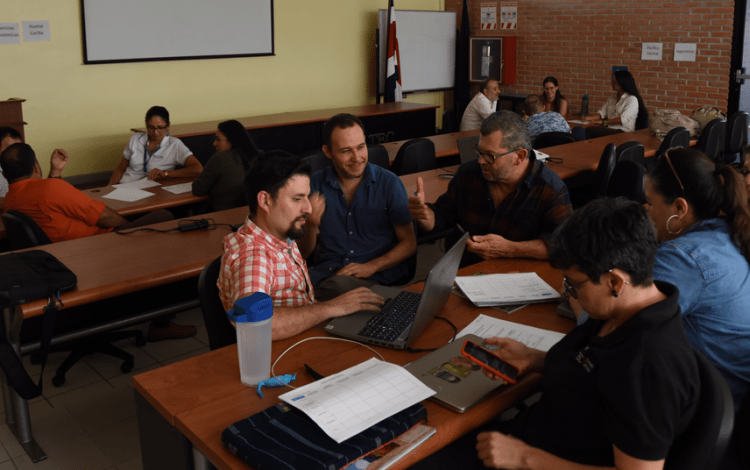 imagen de varias personas en una mesa de trabajo