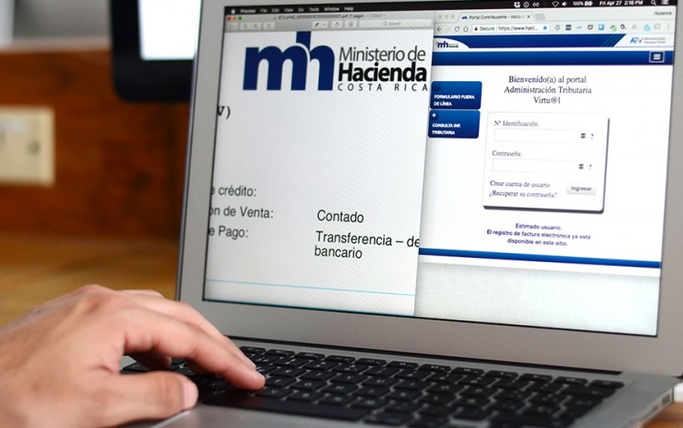 mano de persona en computadora. pantalla muestra sistema del ministerio de hacienda