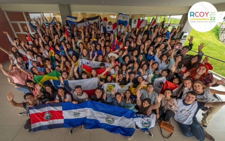 Un grupo grande de jóvenes posa para la foto. RCOY TEC COSTA RICA 2022