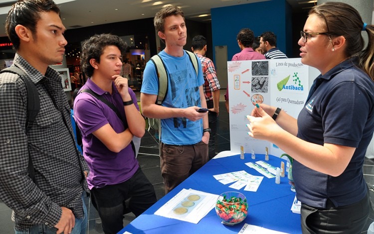 exposicion de mujer a estudiantes en pasillos del mall