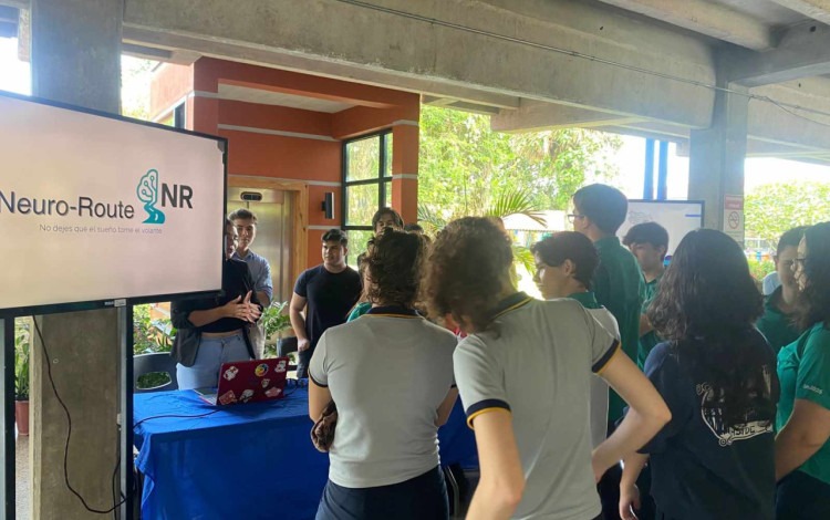 Imagen de varios estudiantes en la feria