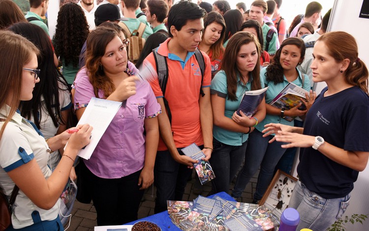 Un grupo de estudiantes atiende una explicación en la Feria Vocacional.