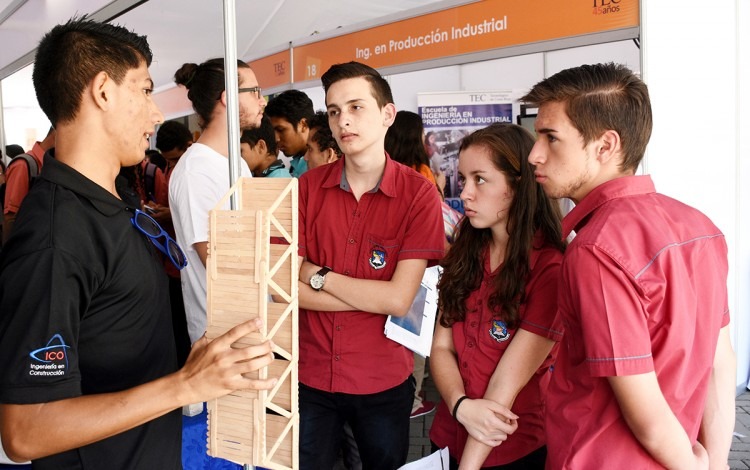 Jóvenes en la feria vocacional.