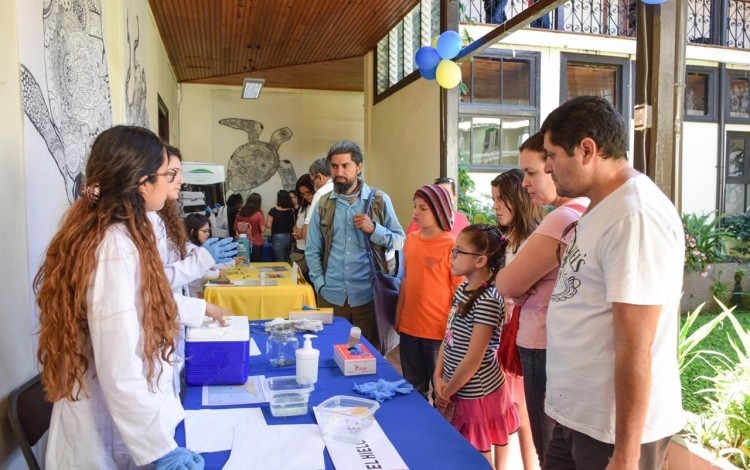 imagen de varios estudiantes del TEC mostrando proyectos científicos al público