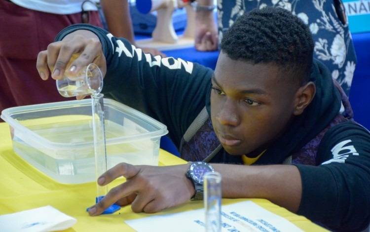 Estudiante de secundaria realizando experimentos