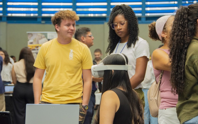 Imagen de varios estudiantes en el festival de realidad virtual