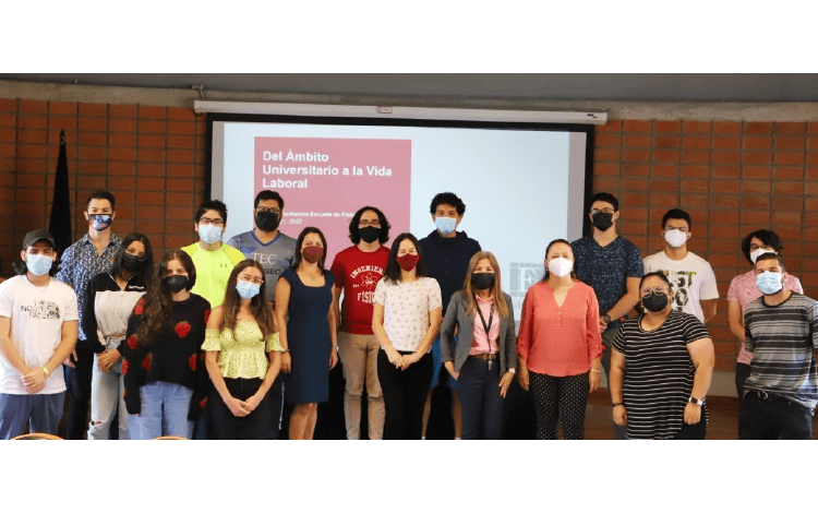 imagen de varios estudiantes posando para la fotografía luego de una capacitación en habilidades blandas.