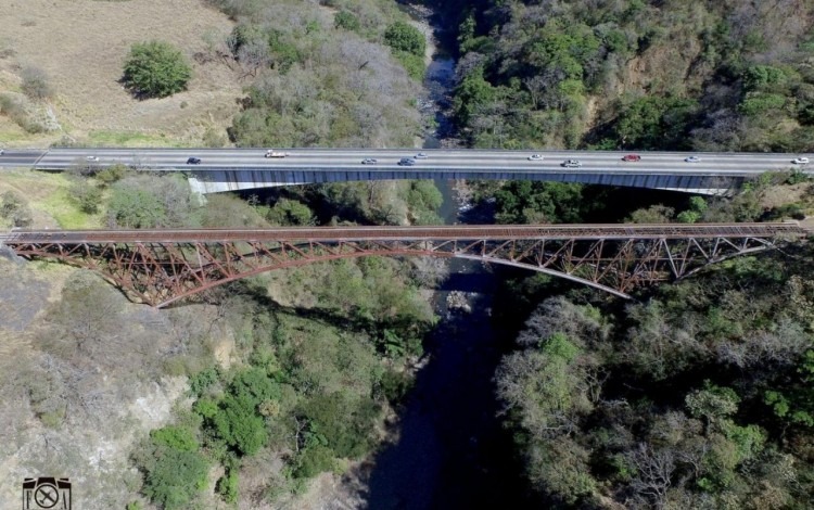 Imagen del puente ferroviario sobre el río Grande de Atenas.