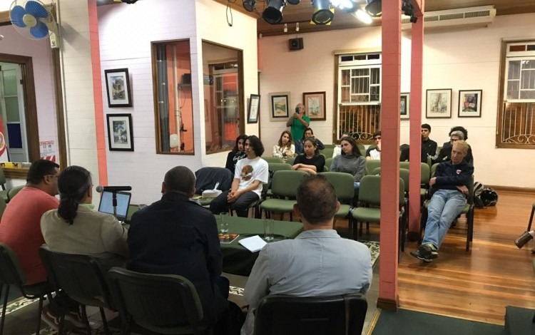 Sesión de lectura de poesía en la sala principal de la Casa Cultural Amón.