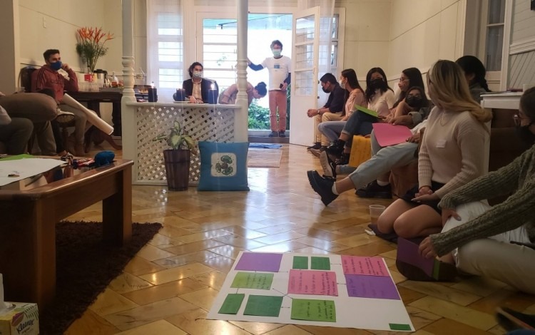 Imagen de varios estudiantes del Capítulo Estudiantil realizando actividades de difusión química.