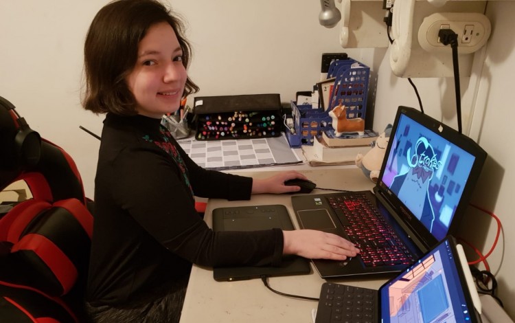 Estudiante trabajando frente a la computadora.