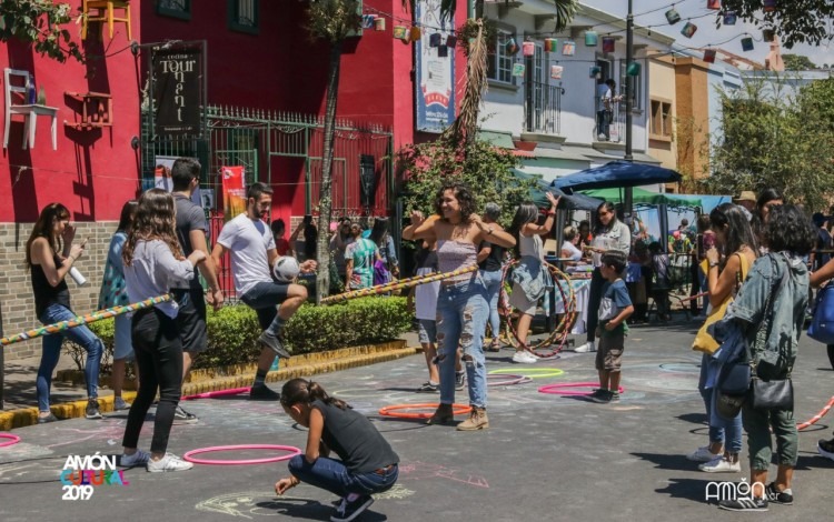 Personas haciendo actividades culturales en la calle 