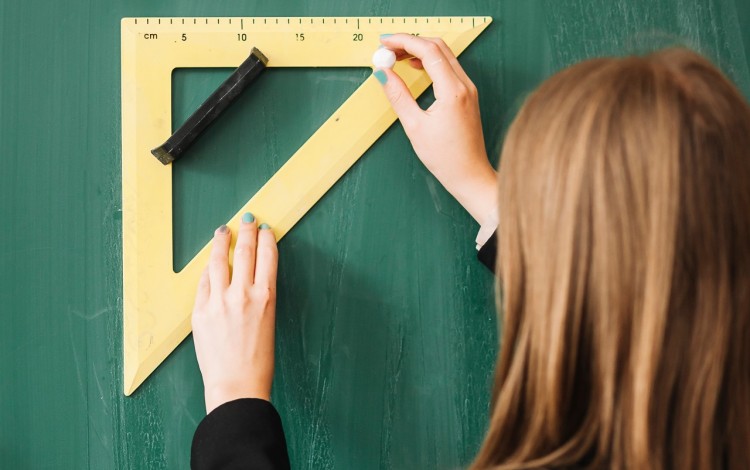 mujer usando regla geométrica