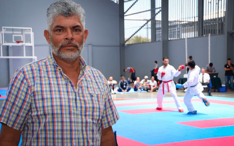 Gerardo Navarrete posa frente a una pelea de karate.