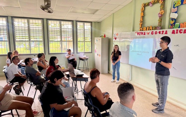 Estudiantes imparten uno de los talleres en la comunidad. 