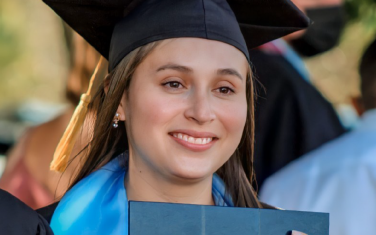 Sofía Ramírez con el título de Profesional en Ingeniería Ambiental 