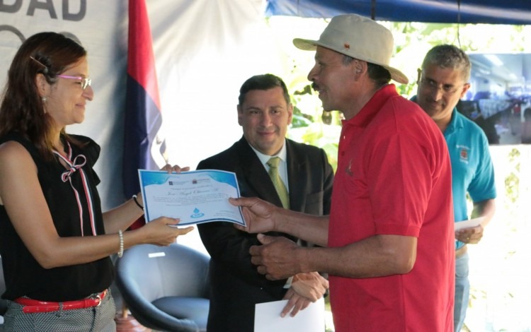 noemi_quiros_entrega_diploma_a_agricultor_