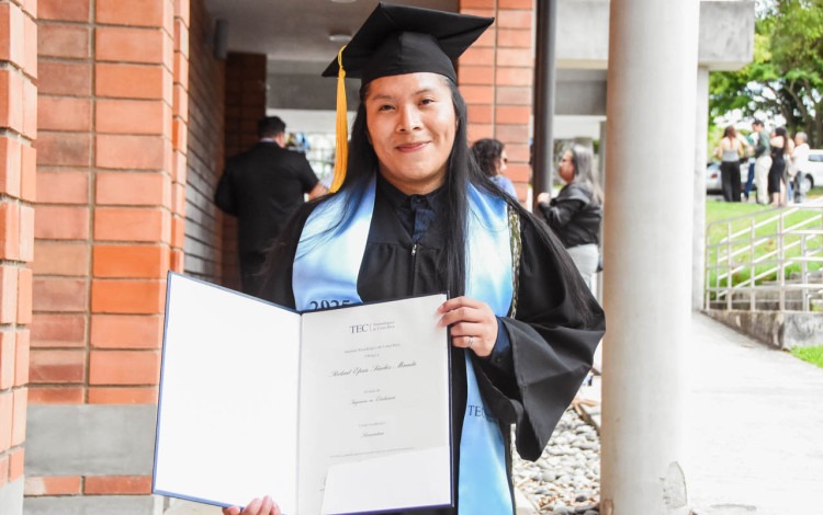 Joven indígena posa el su título para la fotografía.