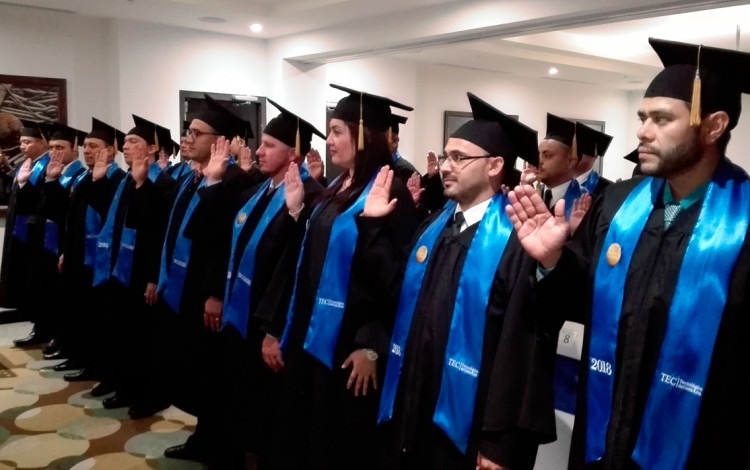 personas siendo juramentadas en graduacion