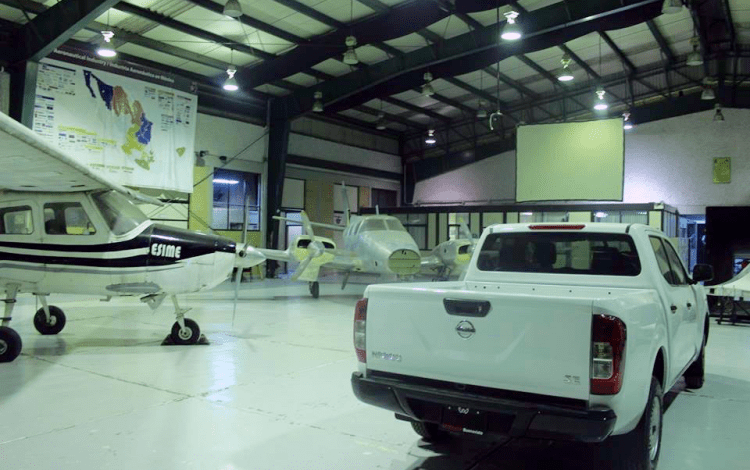 Se muestran aviones pequeños y otra maquinaría en el hangar del IPN, en México.
