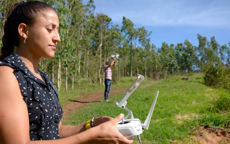 mujer con dron en la mano