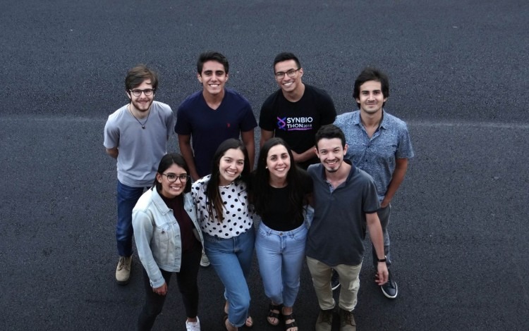 Grupo de jóvenes posando 