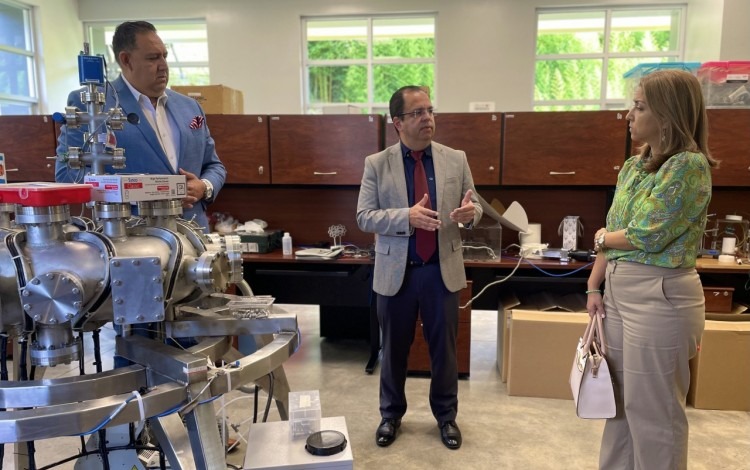 (De izquierda a derecha). El diputado Leslye Bojorges; el científico Iván Vargas y, la vicepresidenta de la República y Ministra de Salud, Mary Munive. Durante la visita al laboratorio de Plasmas para Energía de Fusión y Aplicaciones. (Fotografía: Irina Grajales / TEC).