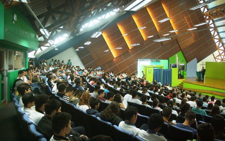 Asistentes al recibimiento oficial de los estudiantes de nuevo ingreso. (Fotografía cortesía de Telka Guzmán).